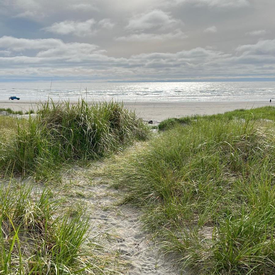 Lighthouse Oceanfront Resort Long Beach Esterno foto